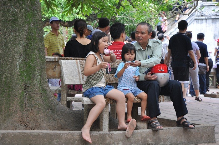 Ông cùng các cháu cũng chọn khu di tích Chủ tịch Hồ Chí Minh là nơi thăm quan trong dịp nghỉ lễ